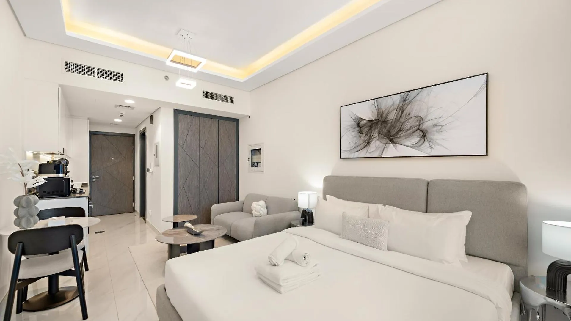 Modern Apt With Pool, Gym, Mini Golf, Playground Dubai Apartment