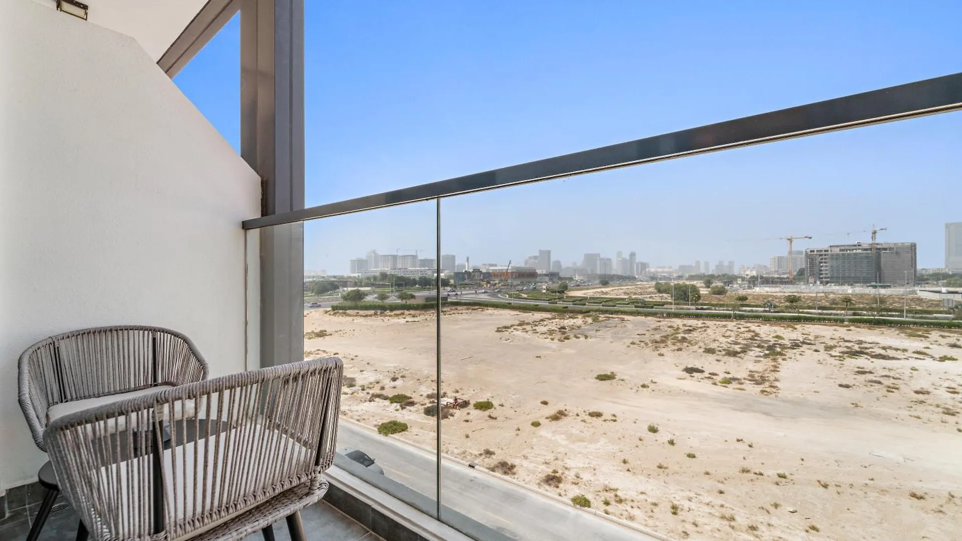 Modern Apt With Pool, Gym, Mini Golf, Playground Dubai Apartment