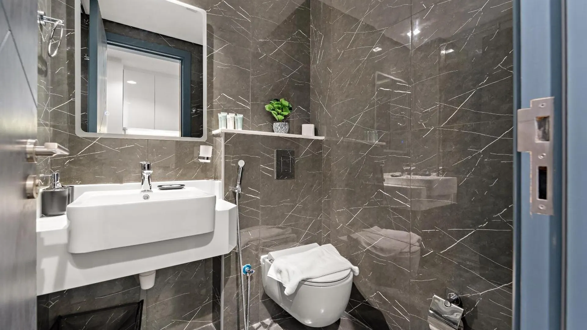 Apartment Modern Apt With Pool, Gym, Mini Golf, Playground Dubai